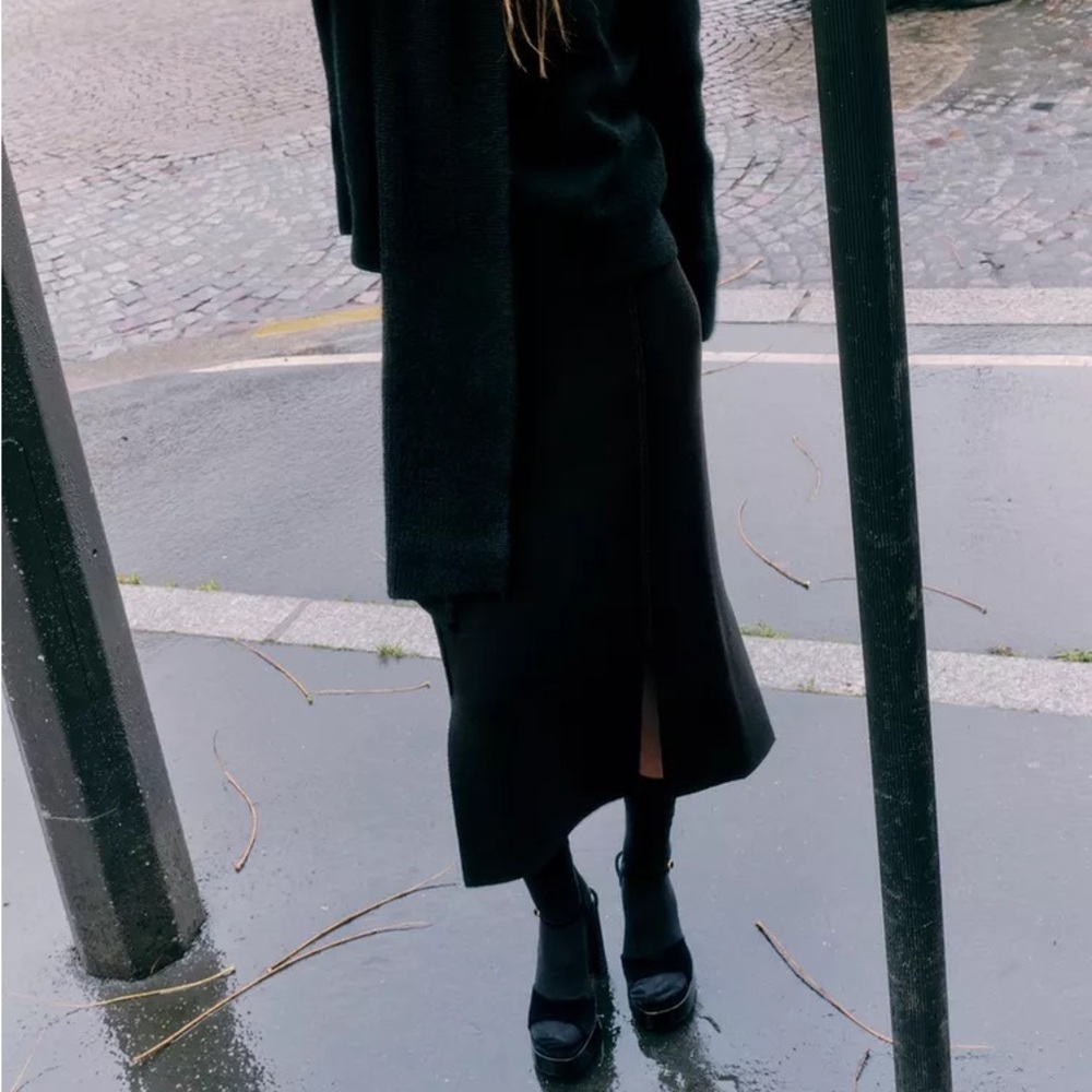 NWT Zara dark navy midi skirt with slits - large